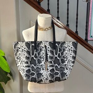 Frank Lyman Black and White Snake Print Tote Bag 🤩
